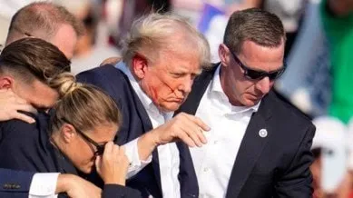 Tras el intento de asesinato, Donald Trump es protegido por agents del Servicio de Seguridad.