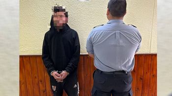 El trapito detenido por policías de la Comisaría 32. Lo acusaron de masturbarse en la vía pública. No lo pudieron imputar por exhibiciones obscenas y quedó libre. 