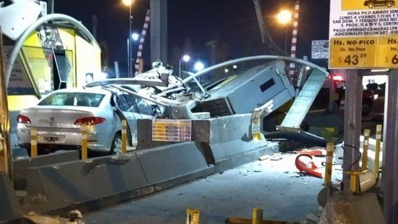Impactante choque contra una cabina de peaje: un muerto