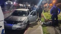 El conductor díscolo fue apresado luego de arrastrar a un policía y amenazarlos con un cuchillo. 
