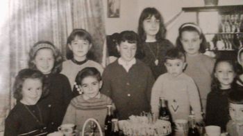 Arriba a la izquierda, atrás de un niño, está Graciela Romero, la Peti.