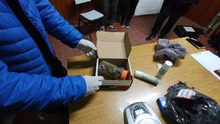 Varios frascos con marihuana secuestró la policía de Río Negro en una vivienda de Cipolletti. La mujer que asumió la tenencia fue condenada y queda presa en su casa.&nbsp;