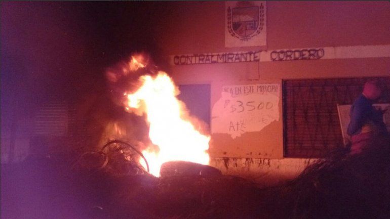 Policías de Cordero filman a manifestantes de ATE durante una protesta