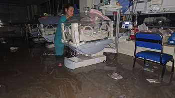 El hospital de Bahía Blanca bajo agua, obligó a evacuar varios sectores / Foto Gentileza