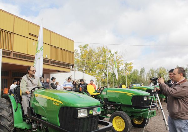Maquinarias y anuncios para productores