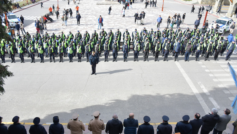 Efectivos de la Policía de Río Negro se suman a reforzar los patrullajes y prevención en Bariloche y El Bolsón durante la temporada invernal.
