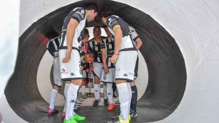 El Albinegro no arranca. Homann preparaba el once del debut contra Madryn y el Consejo Federal paró la bocha.