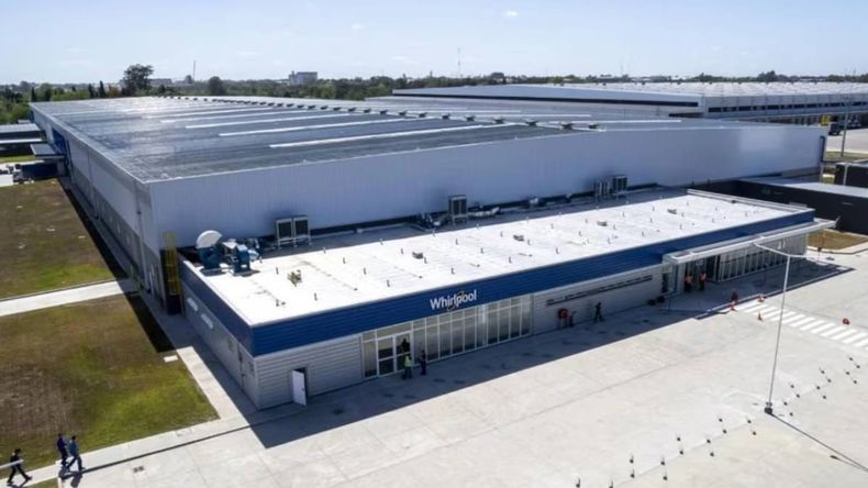 220 empleados fueron despedidos de la fábrica. | LMCipolletti.com 220 empleados fueron despedidos de la fábrica.