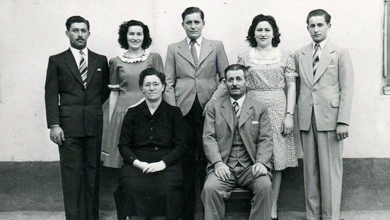De izquierda a derecha: Edesio Julio Pedro, Neli Luisa Rosa, José Ulis, María Blanca Raquel y Remo Agustín Carlos, mellizos. Sentados: Juanita y Julio Santarelli. Foto: gentileza familia Fernández- Santarelli.