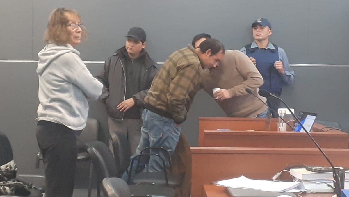 Pablo Parra recibe el acompañamiento de su hermano y su tía. Ambos asistieron a la primera audiencia del juicio que se realiza en los tribunales cipoleños.&nbsp;
