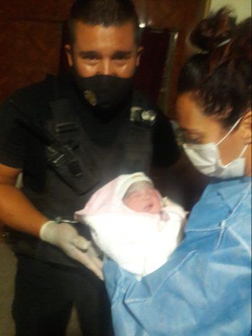 Uno de los policías que ayudó a dar a luz a la beba.&nbsp;