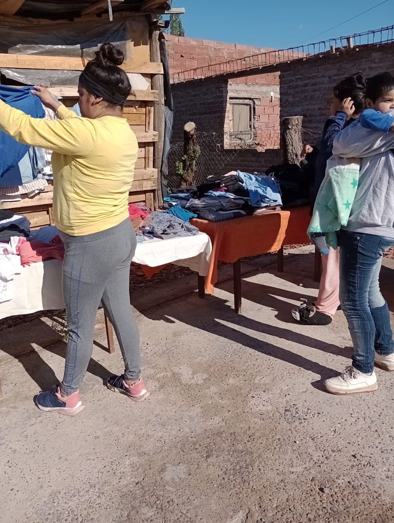 El ropero comunitario Dignidad Rebelde desarrolla una intensa actividad para que las familias más necesitadas tengan lo mejor posible para soportar el invierno o lo imprescindible que se requiere para el calor del verano.