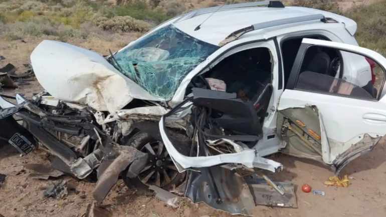 Los Bomberos rescataron a Karla Fernández de los hierros de su auto. Los Bomberos rescataron a Karla Fernández de los hierros de su auto.