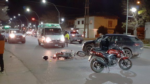 Dos heridos en terrible accidente entre una camioneta y una moto
