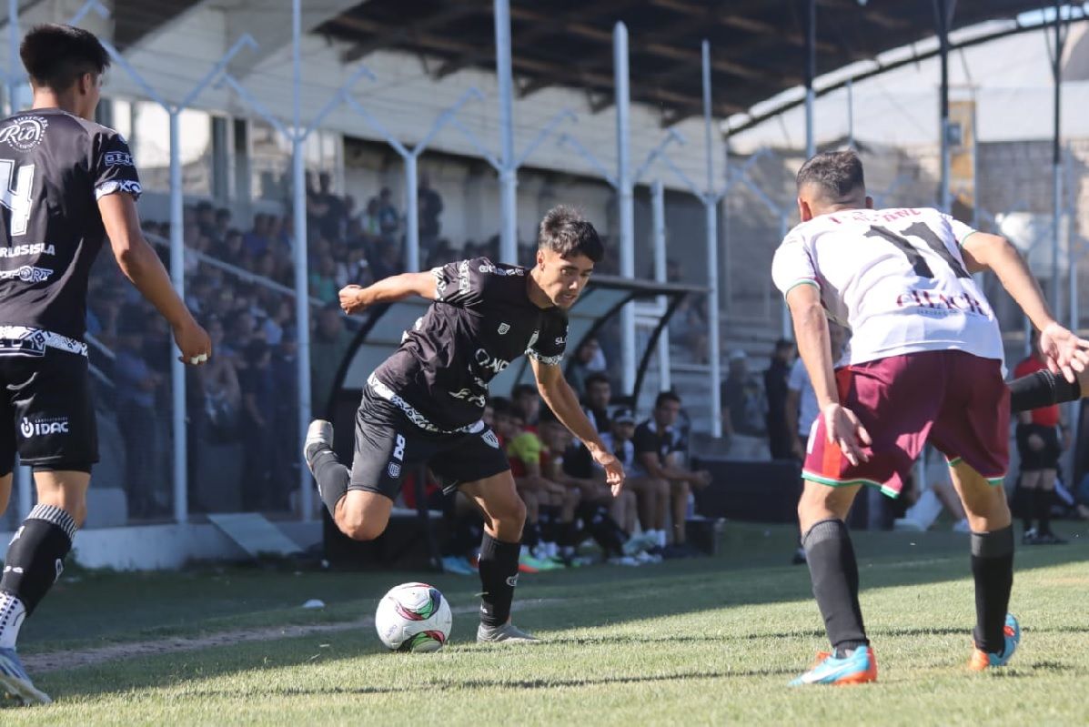 Mateo Quesada (8) tuvo un gran año en Cipolletti y tendrá su chance en Platense. Fotos: Anahí Cárdena