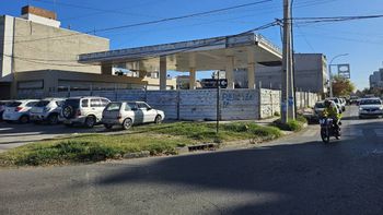 La esquina que pasará del abandono histórico al progreso con una estación de servicio top. La esquina que pasará del abandono histórico al progreso con una estación de servicio top.