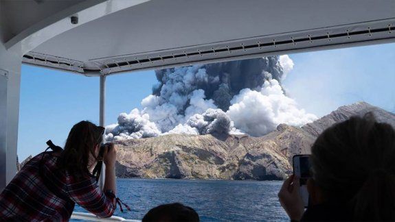Volcán entró en erupción cuando turistas estaban al borde del cráter