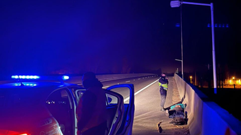 La Policía interceptó a dos sujetos que estaban dispuestos a robar luminaria sobre la ruta 22.