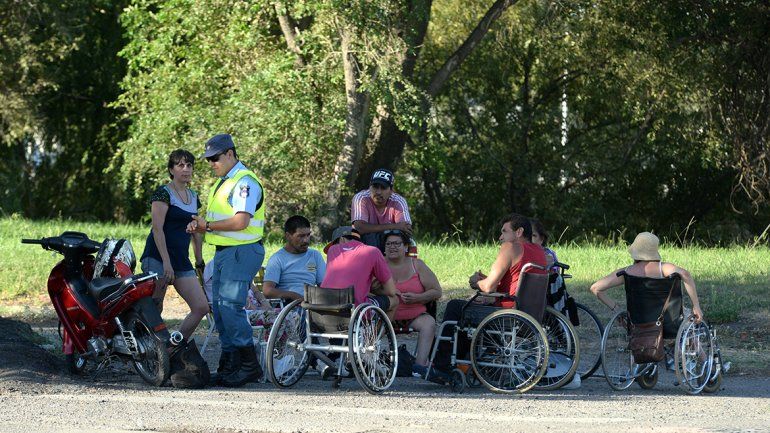 Discapacitados cortan uno de los puentes sobre la Ruta 22