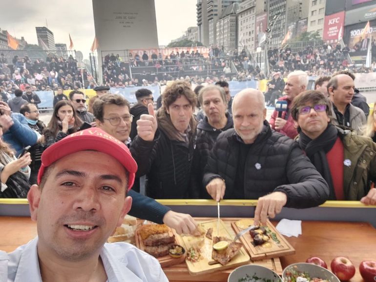 Quién es el rionegrino que cocinó en la 9 de Julio y deslumbró con un matambre con manzanas