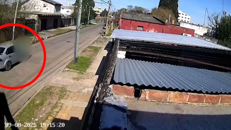 El conductor embistió por la espalda a un ciclista que quedó tendido sobre el asfalto y murió poco después del hecho. 