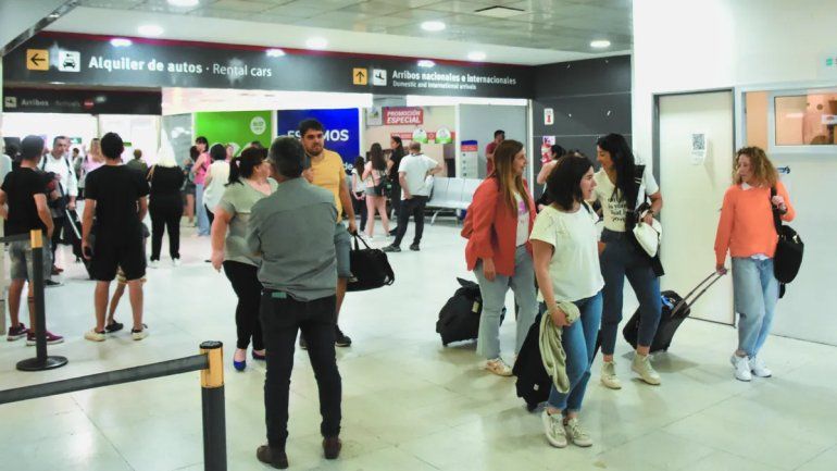 Por el viento, un avión no pudo aterrizar en Neuquén y tuvo que desviarse a Bariloche