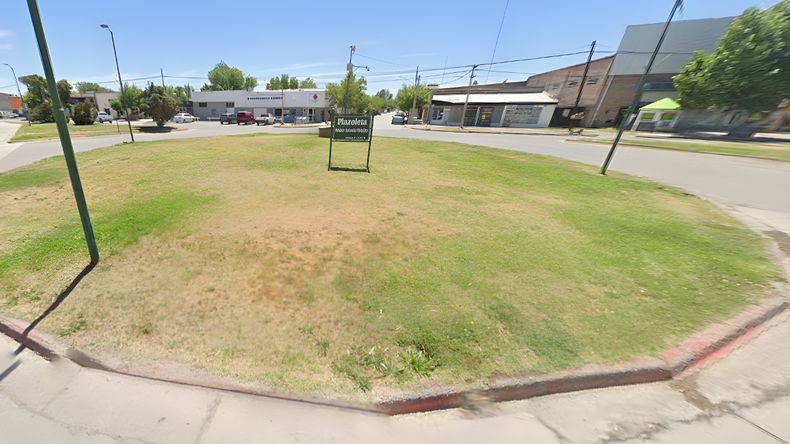 La rotonda donde el motocilista que llevaba una nena chocó y cayó. Después escapó dejando a la criatura abandonada. | LMCipolletti.com La rotonda donde el motocilista que llevaba una nena chocó y cayó. Después escapó dejando a la criatura abandonada.