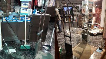 destrozaron la vidriera y desvalijaron un comercio