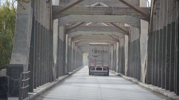 unos 150 vehiculos pasaron por el carril exclusivo en el puente
