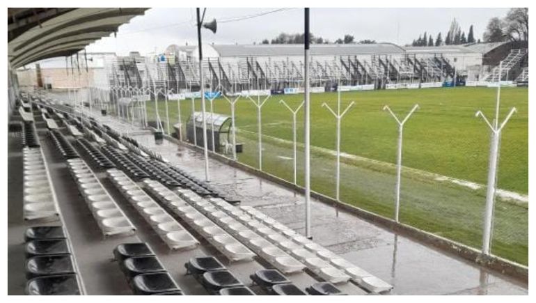 El campo de juego de la cancha de Cipolletti tiene varios sectores complicados por el agua. FOTO: Sangre Albinegra