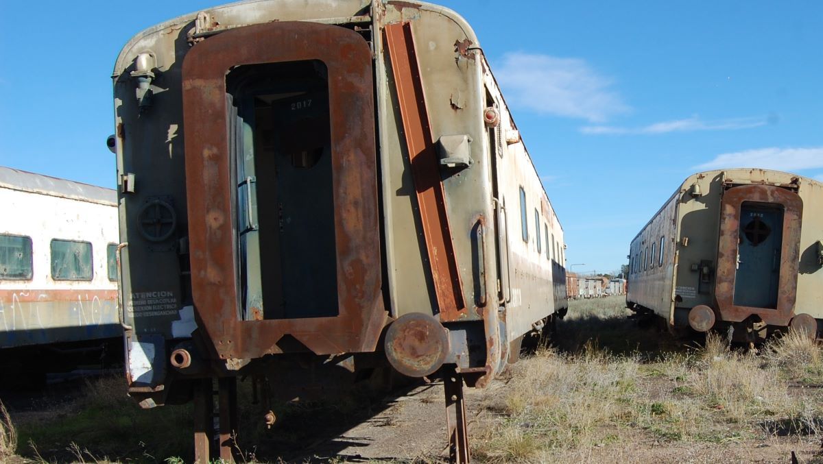 Proponen reciclar chatarra ferroviaria diseminada en Río Negro