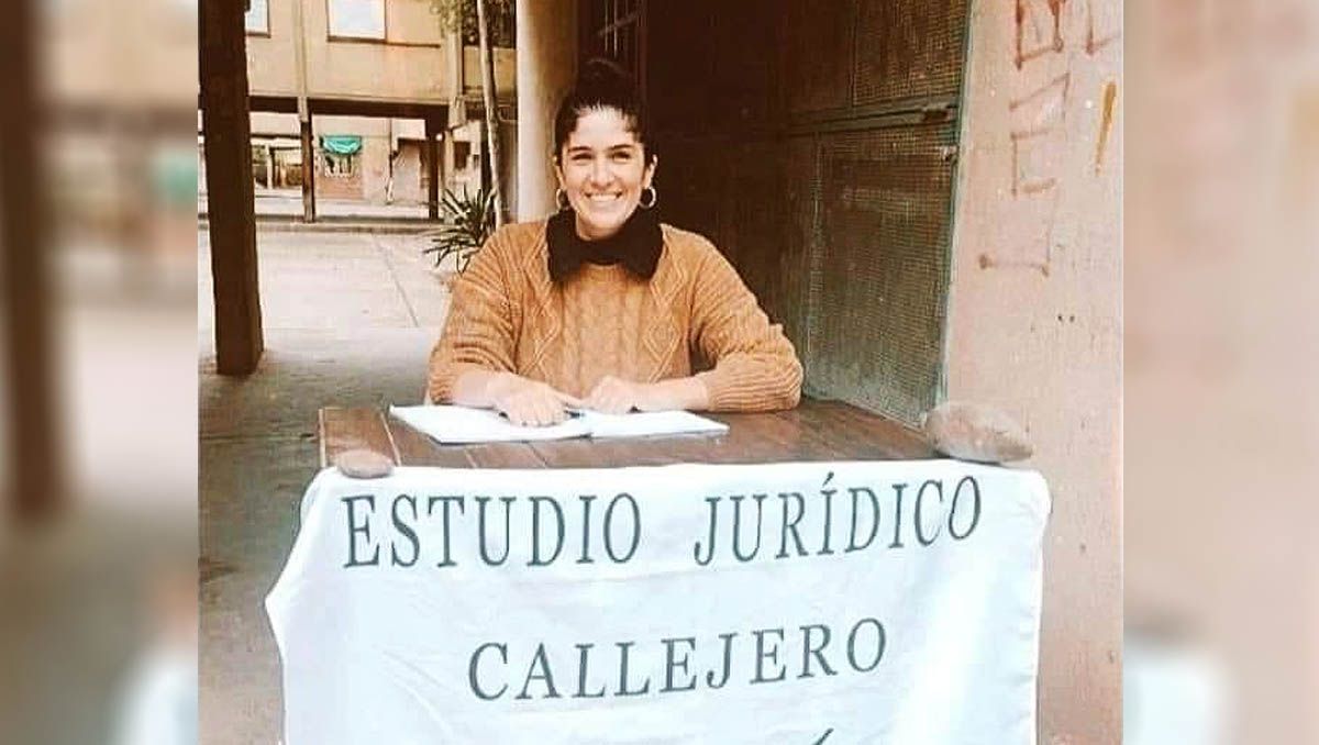 Rionegrina instaló un estudio jurídico callejero y es furor