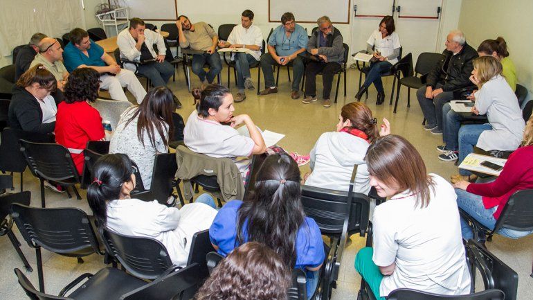 En la asamblea de ayer se decidió esperar respuestas hasta el lunes.