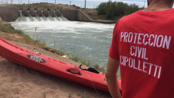 Integrantes de Protección Civil de la Municipalidad de Cipolletti junto a la policía y bomberos buscan al joven policía en aguas del canal en la zona de El 30.&nbsp;