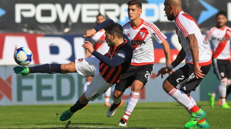 San Lorenzo venció a River y le dio aire a Boca en la cima 