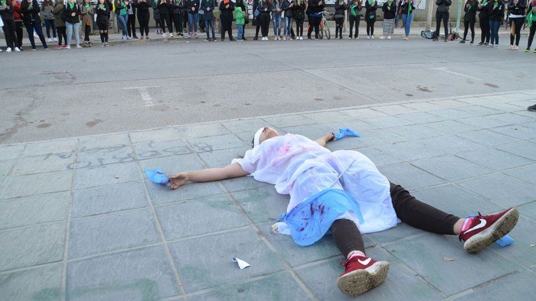Protesta pro aborto legal frente a la parroquia