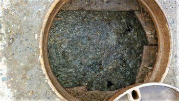 colapsaron las cloacas en las 300 viviendas