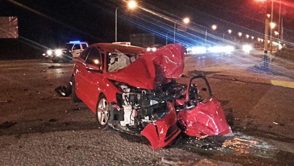 Chocó contra una camioneta que esperaba el semáforo y está grave 