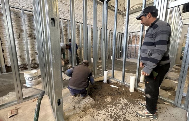 Esta semana se finalizaron las instalaciones sanitarias de los nuevos baños y vestuarios. Foto: Gentileza.