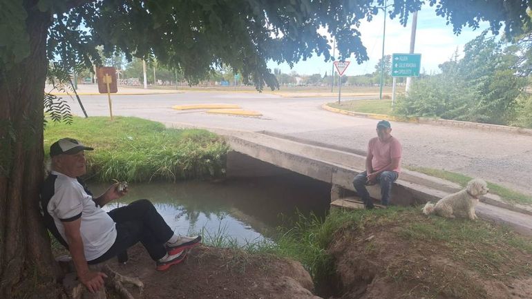 Lorenzo y Pedro, en una de las charlas de cada dia a la vera de la ruta 65.