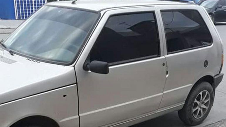El auto robado es un Fiat Uno tres puertas