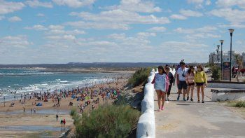 Ayer estuvo frío y muchos turistas prefirieron pasear por la villa en lugar de bajar a la playa.
