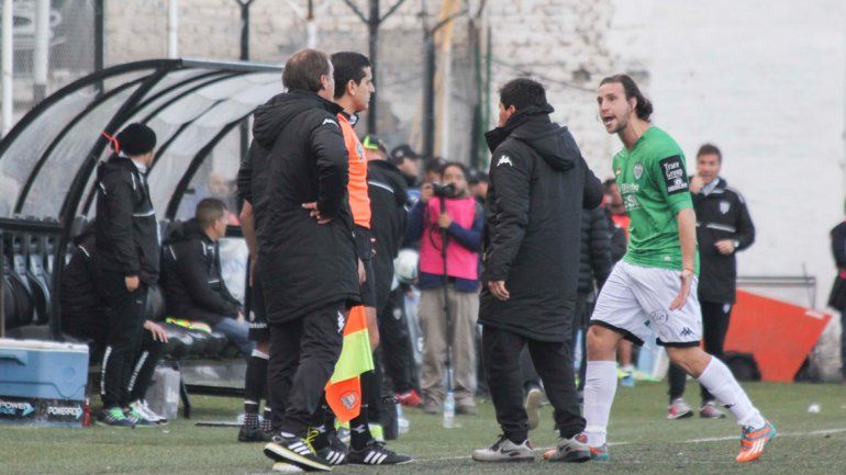 Marcos Lamolla grita su bronca contra el asistente después de haber visto la roja a los 7 minutos del segundo tiempo.