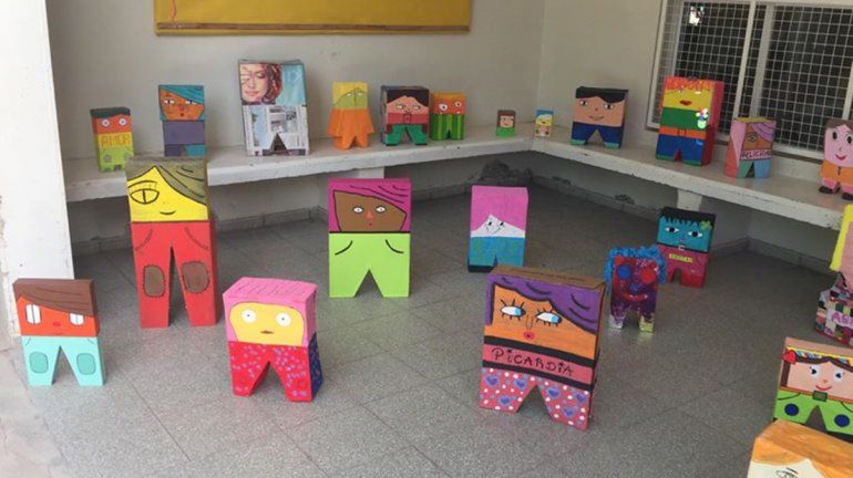 Los pequeños artistas del Jardín 14 muestran con orgullo sus obras