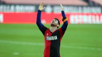 Lionel Messi se puso la camiseta de Newells en un homenaje a Maradona, luego de convertir un gol.