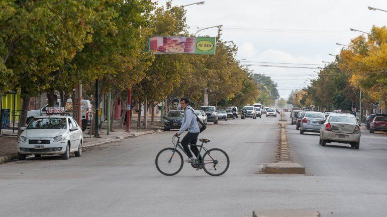 Cientos de vecinos circulan en bici por avenidas o calles muy transitadas y el Ejecutivo quiere que adopten más medidas de seguridad.