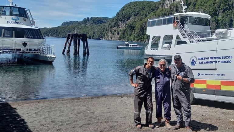 Tony Brochado (en el medio)