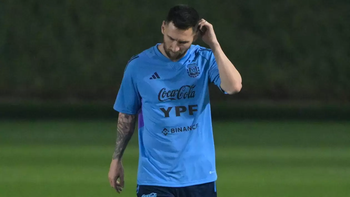 Qué tiene Messi que encendió alarmas y el posible 11 del debut