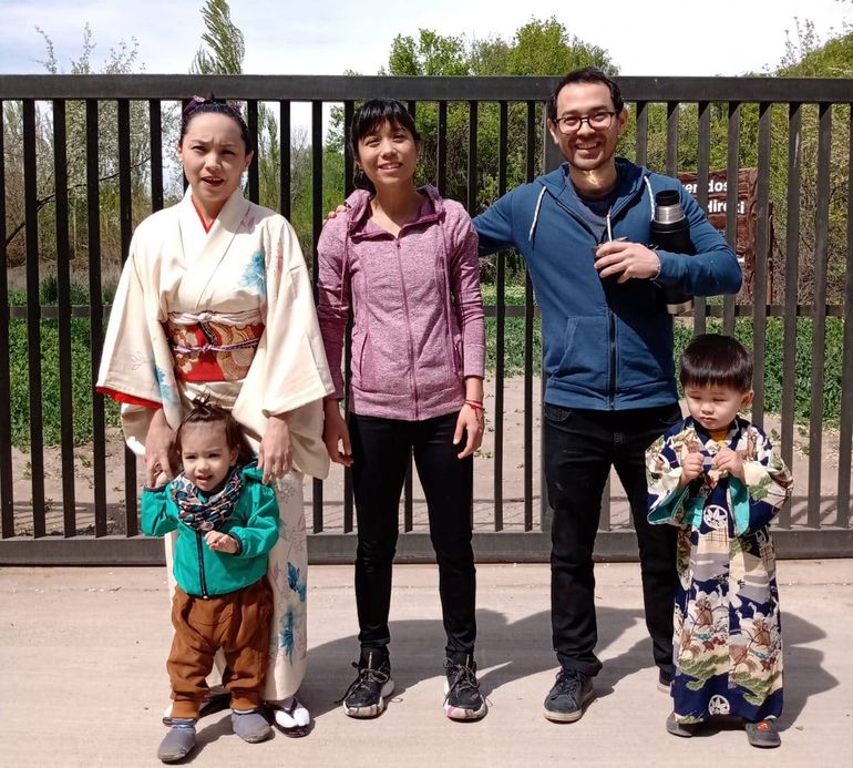 Esteban Hiroki junto a miembros de su familia.