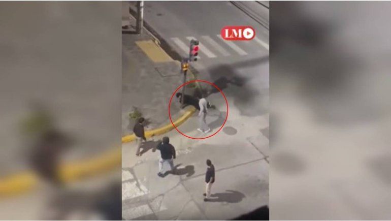En imágenes, la pelea viral y una trompada que rozó la tragedia en el centro de Neuquén